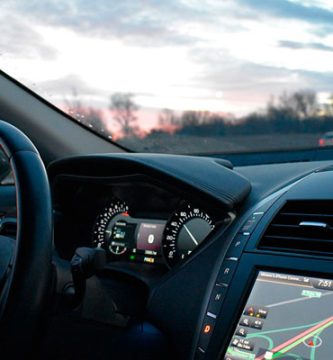 Automovil en carretera