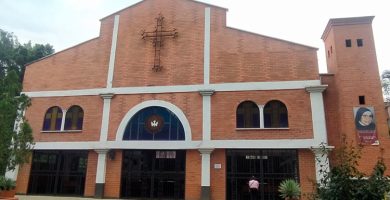 Vista frontal de la iglesia el trianon envigado