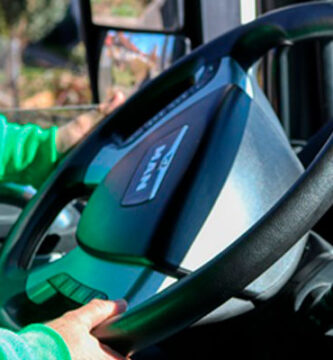 Conductor manejando con pase de conducir