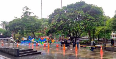 Instalacion-del-alumbrado-de-navidad-en-Envigado