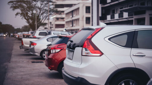 carros-parqueados-en-el-municipio-de-envigado