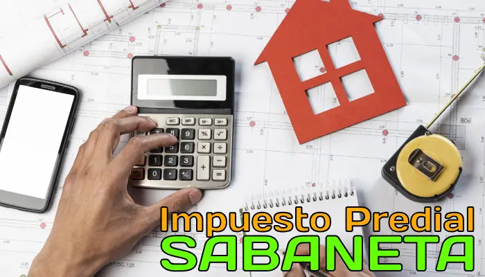 Manos realizando calculos para el pago del impuesto predial