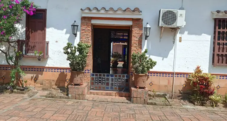 Puerta de ingreso a la casa finca de debora arango