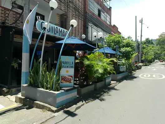 Vista lateral de la fachada del restaurante el quilombo de envigado